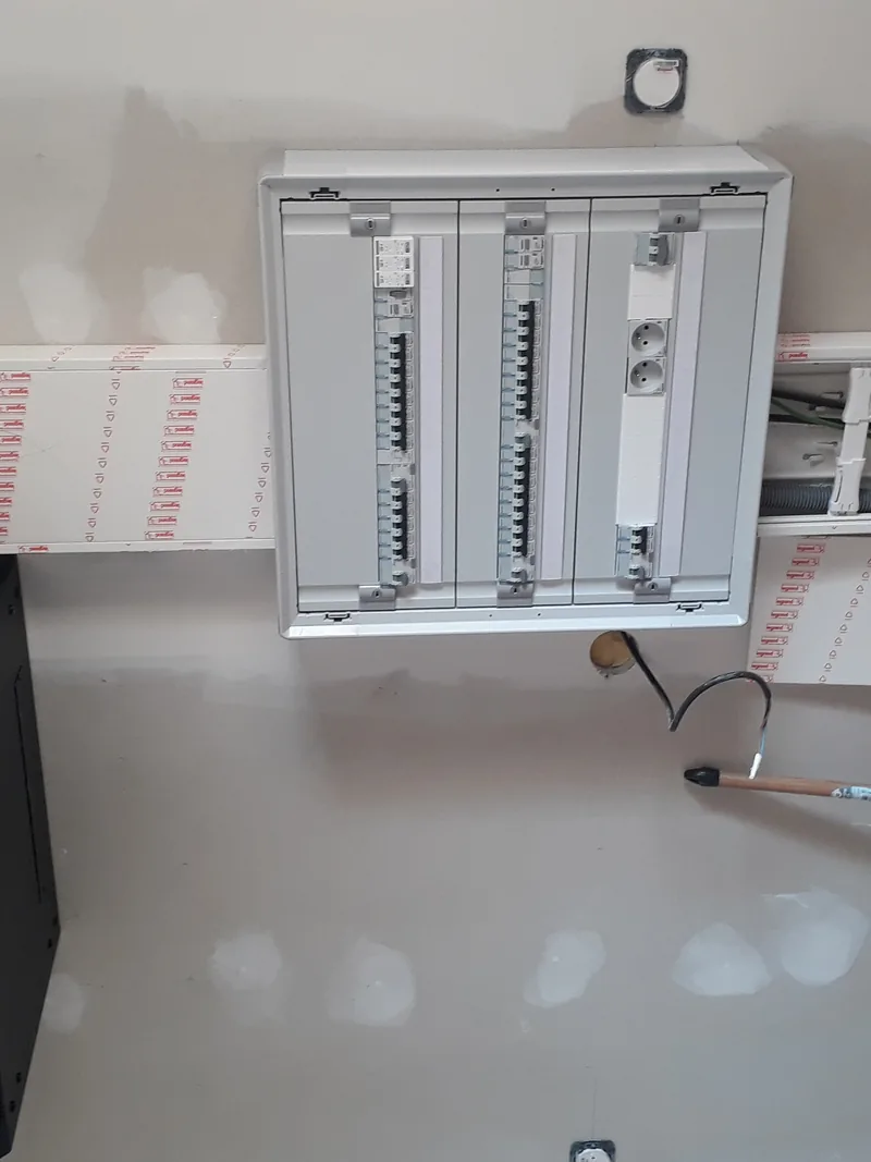 Tableau électrique neuf avec coffret de communication